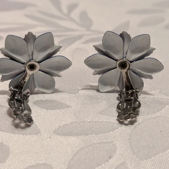 Vintage Enamel Red White Blue Flower Earrings Clip On - Picture 4 of 5